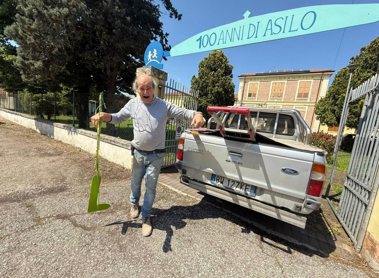 Modena, cade il braccio della gru mentre lavorano insieme: Roberto Gavioli morto sul colpo, grave il figlio