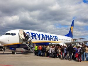Volo Ryanair parte vuoto per Marrakech e lascia 200 passeggeri a terra: addetti ai controlli erano tutti in malattia