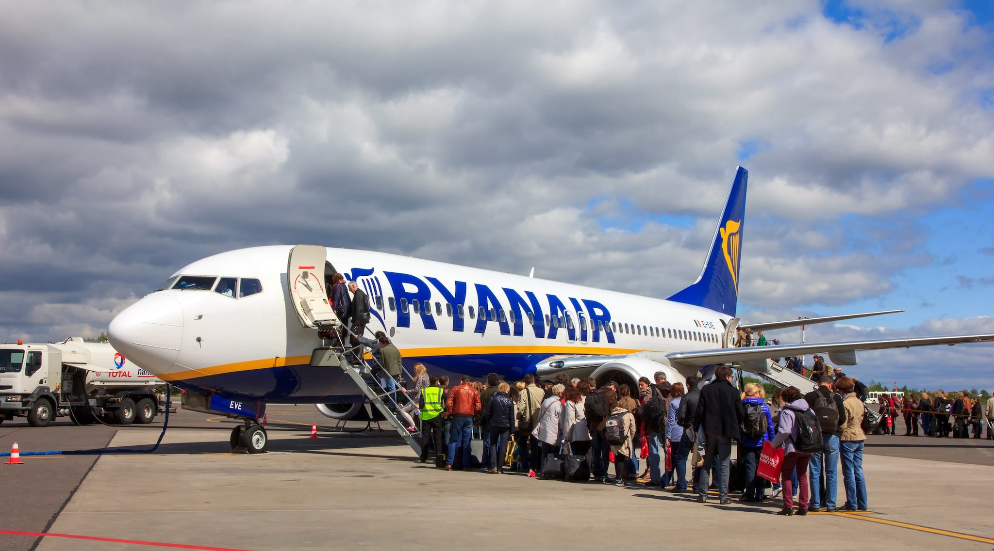 Volo Ryanair parte vuoto per Marrakech e lascia 200 passeggeri a terra: addetti ai controlli erano tutti in malattia
