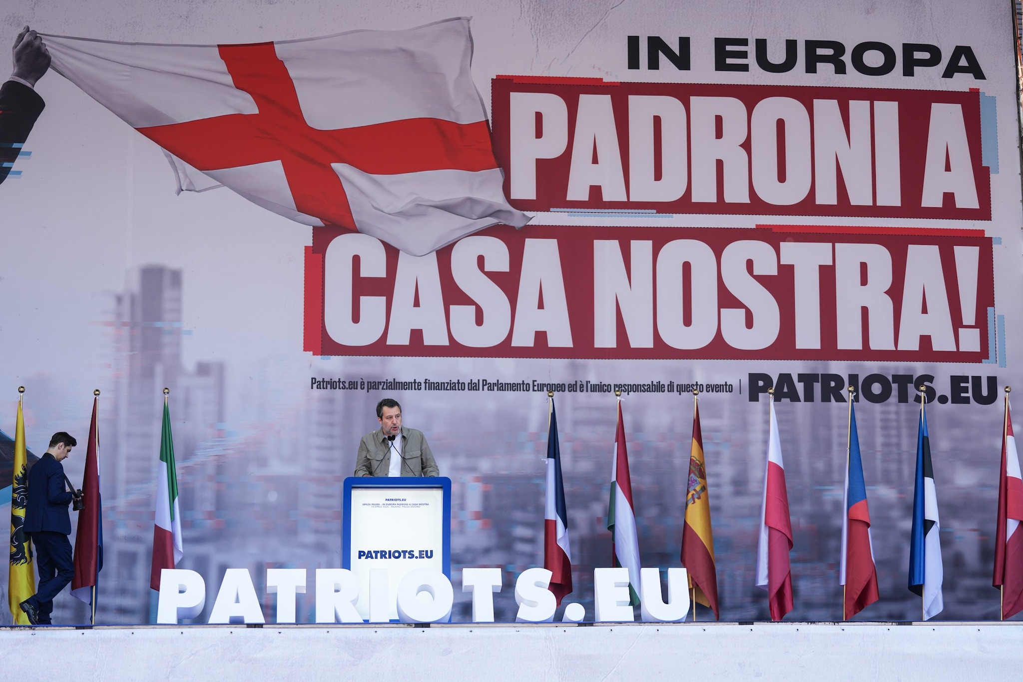 Remigrazione, burocrati di Bruxelles e pace: il discorso di Salvini non riscalda la piazza dei Patrioti