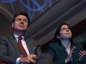 Sondaggi politici, centrodestra in lieve vantaggio: sfida tra Conte e Schlein alle primarie, chi può vincerle