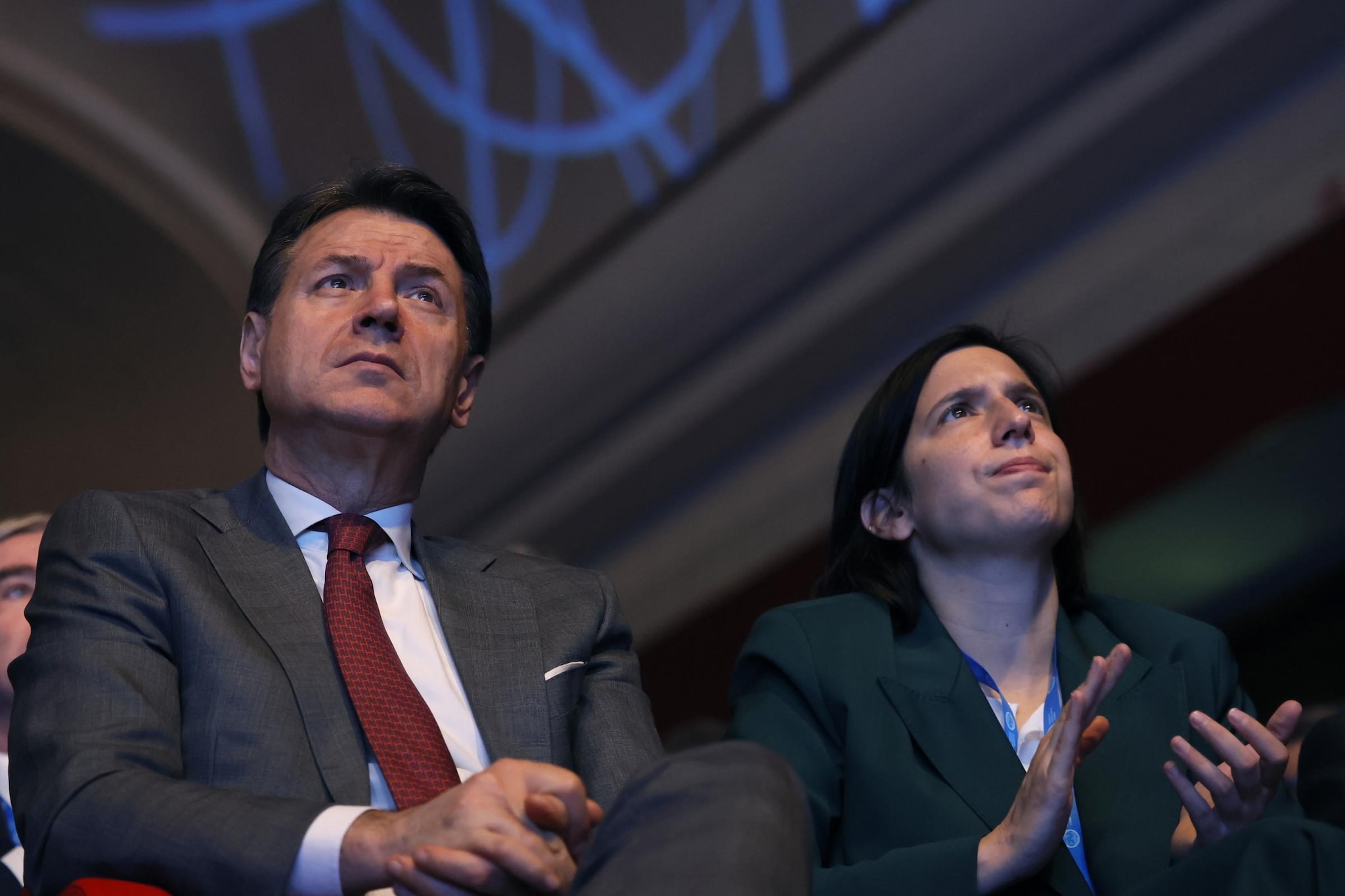 Sondaggi politici, centrodestra in lieve vantaggio: sfida tra Conte e Schlein alle primarie, chi può vincerle