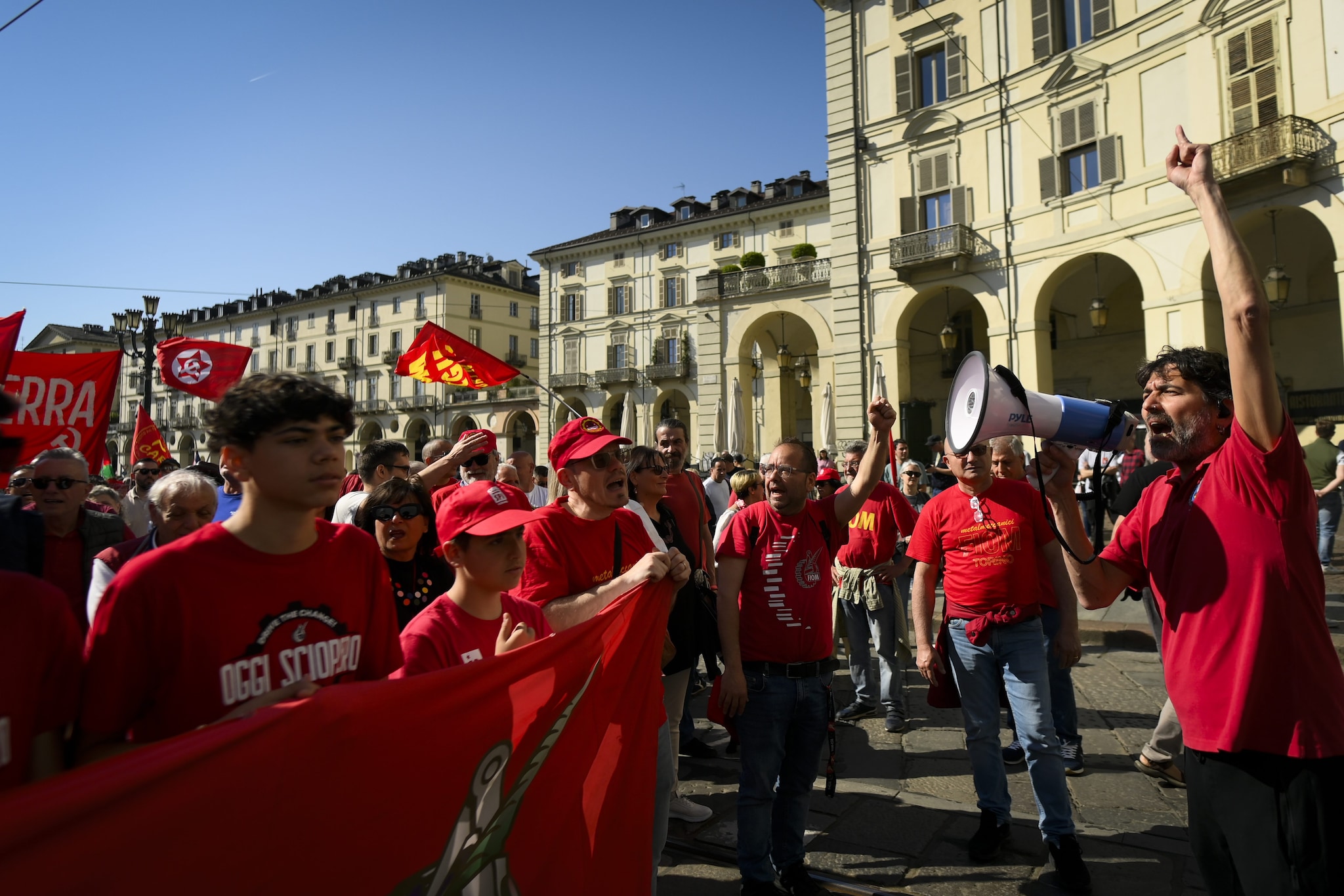 Chi aderisce allo sciopero generale del 1 maggio 2026: orari, manifestazioni e fasce garantite