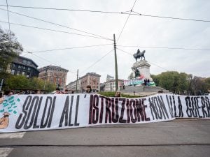 Scuola, oggi lo sciopero di insegnanti e ATA: “Contro il taglio delle ferie estive e le spese militari”