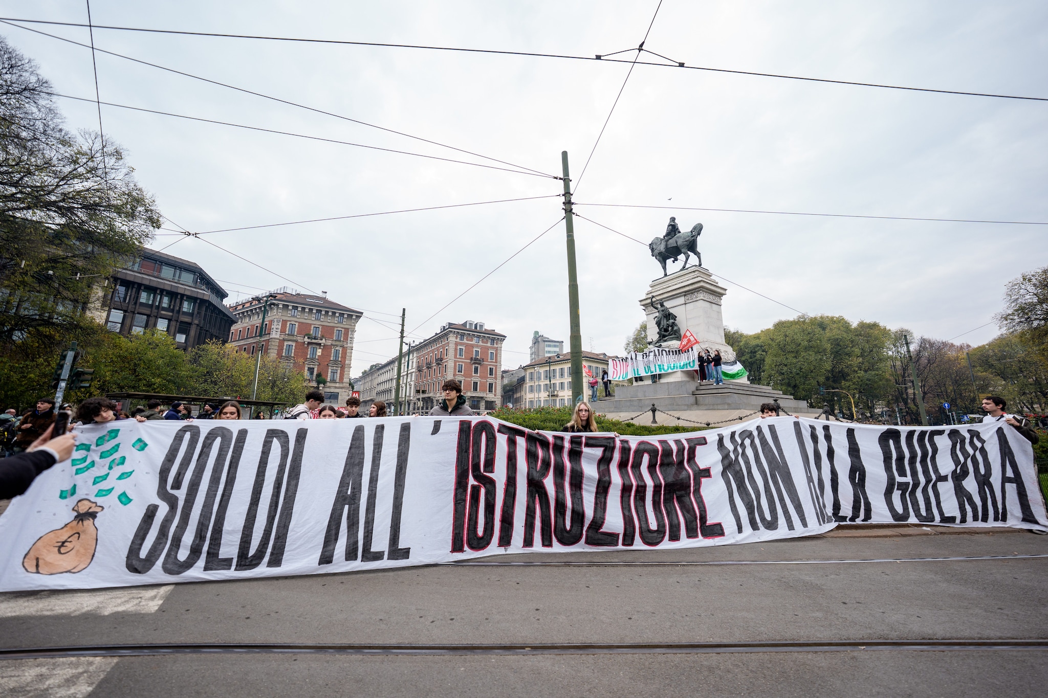 Scuola, oggi lo sciopero di insegnanti e ATA: "Contro il taglio delle ferie estive e le spese militari"
