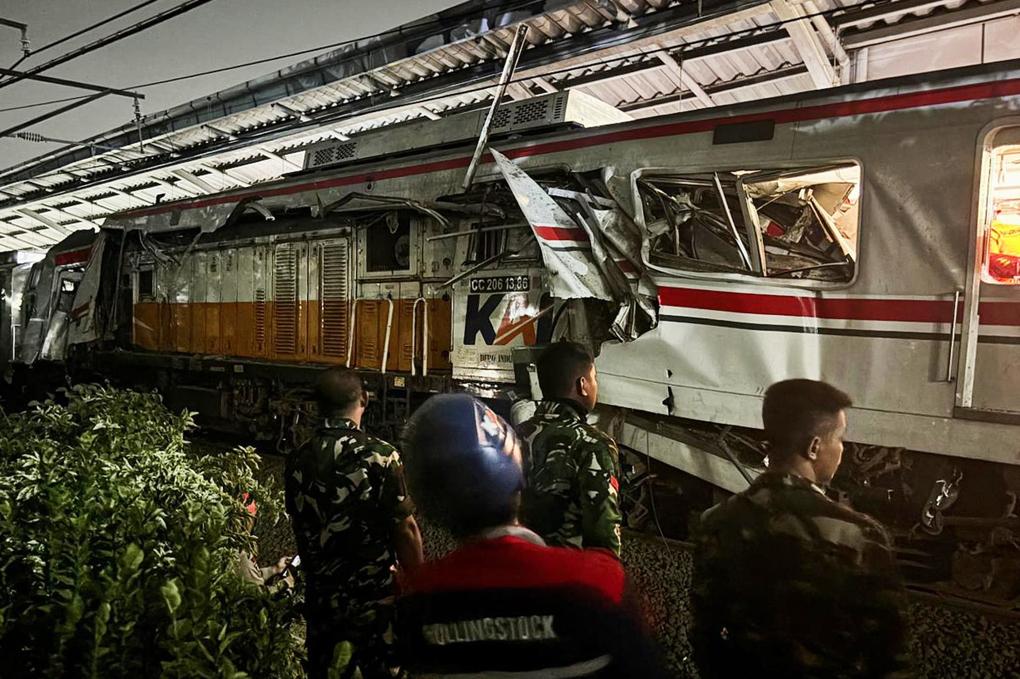 Scontro tra treni in Indonesia, 14 morti e oltre 80 feriti: "Ci sono sopravvissuti intrappolati fra le lamiere"