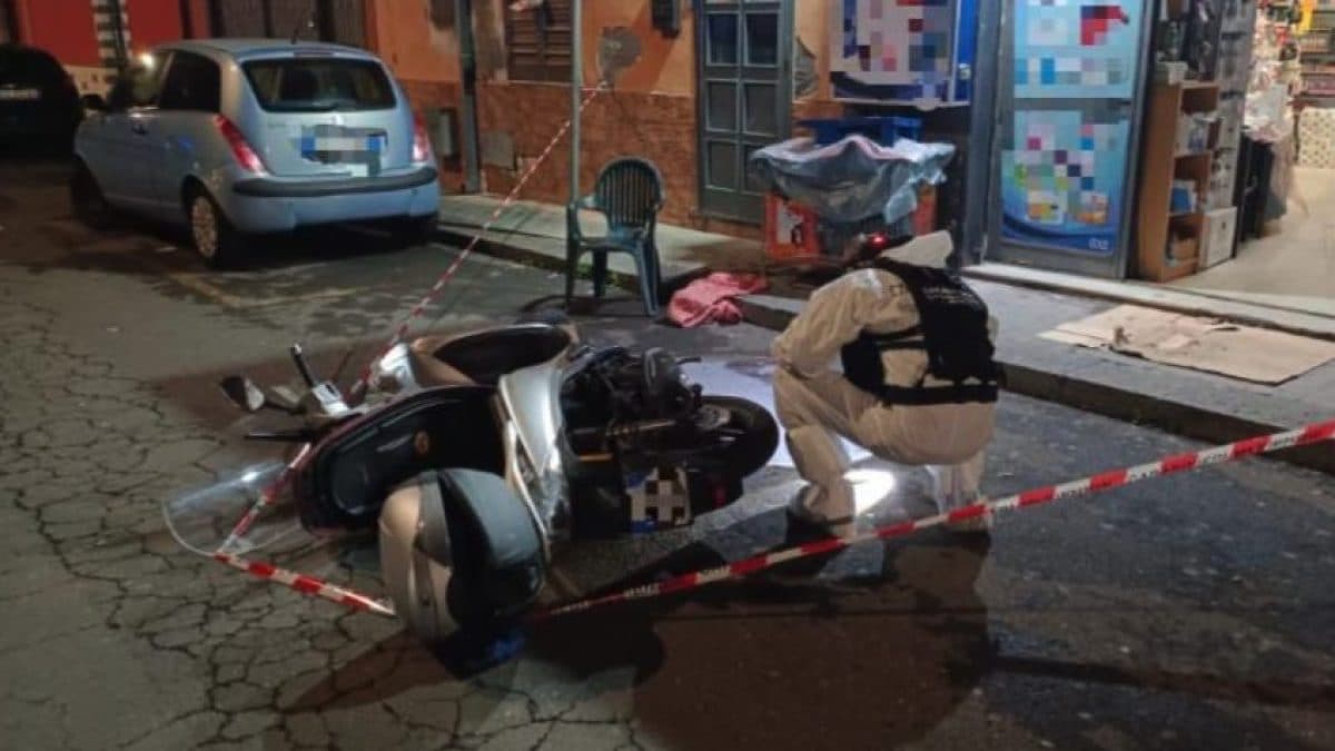 Lo scooter abbandonato dall’uomo che ha accoltellato la 51enne – Foto CC Catania