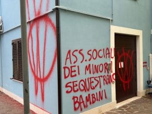 Famiglia bosco, a Vasto scritte contro assistenti sociali: “Sequestrano i bimbi”. Il sindaco: “Frutto di odio”