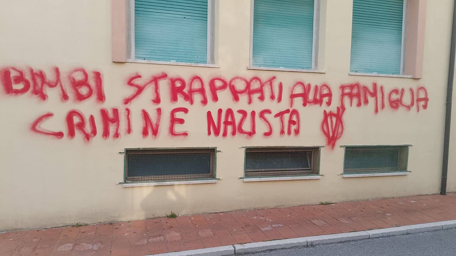 Una delle scritte apparse a Vasto denunciate dal sindaco Francesco Menna