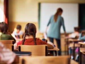 Supplente taglia i capelli a due alunne in classe in una scuola media a Mestre: caso al Provveditorato