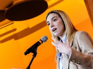 Sondaggi politici, il centrosinistra recupera voti grazie all’effetto Silvia Salis e sale al 45,5%