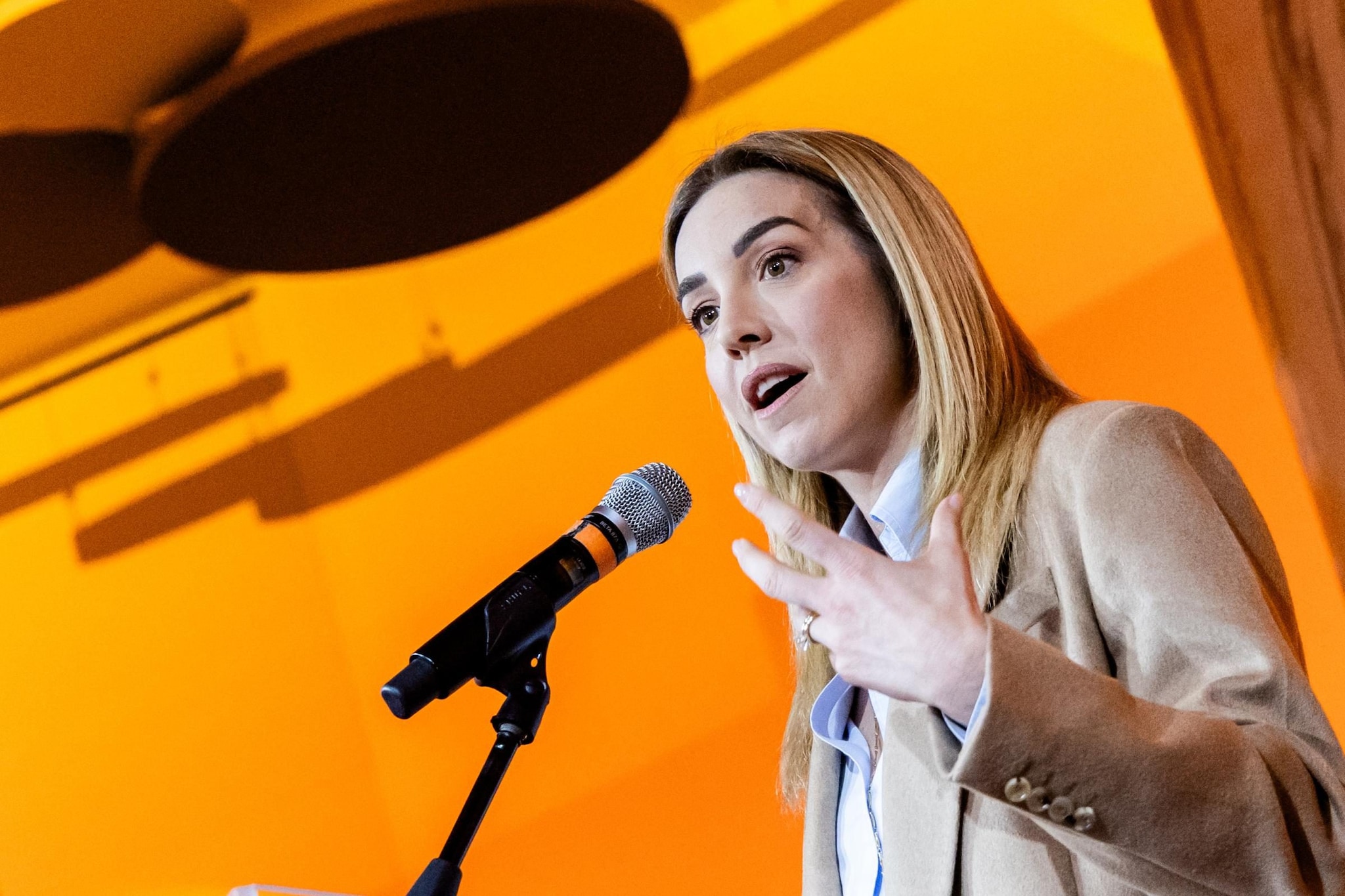 Sondaggi politici, il centrosinistra recupera voti grazie all'effetto Silvia Salis e sale al 45,5%