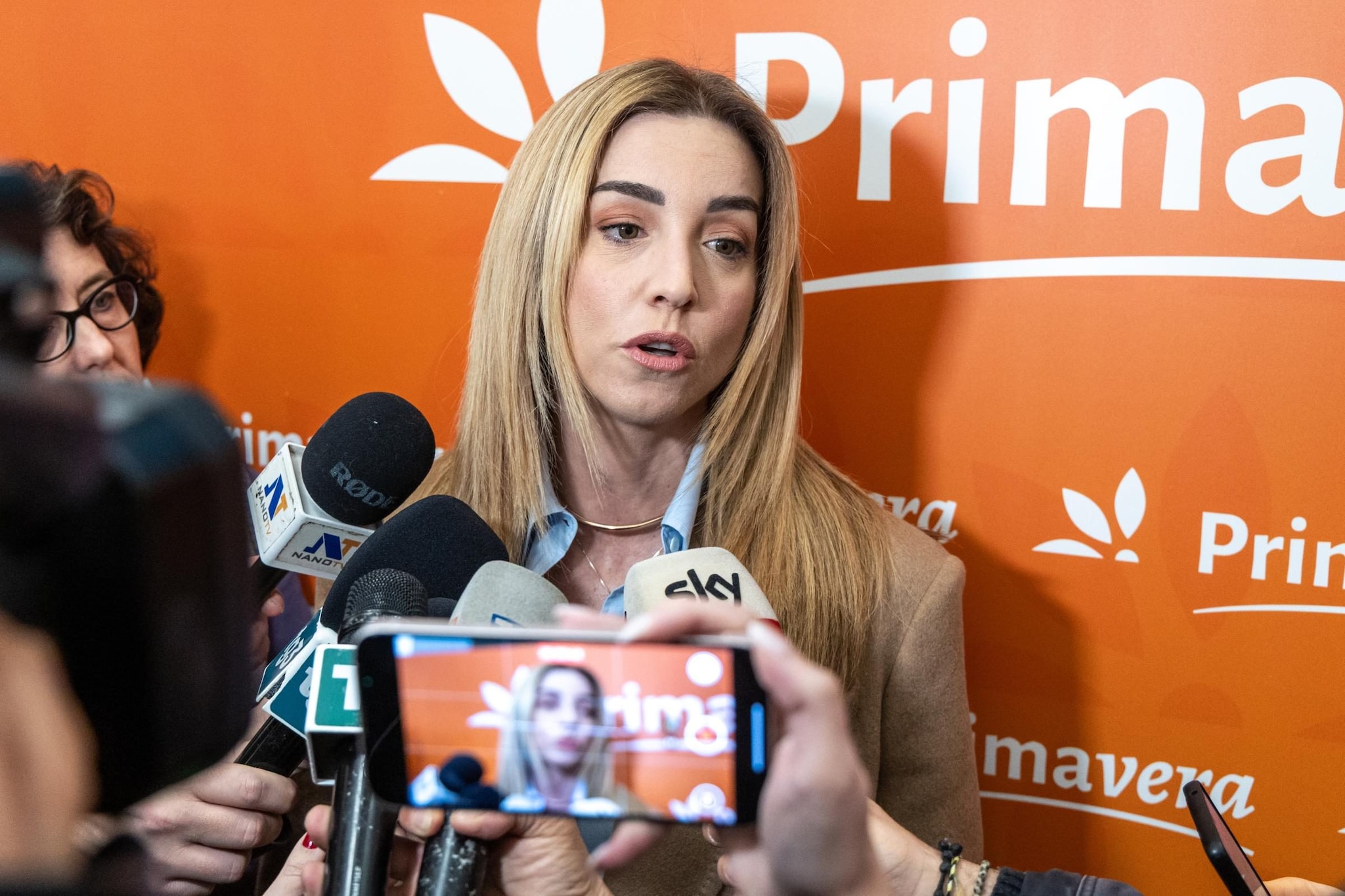 Sondaggi politici, il 56% degli elettori del campo largo vuole Silvia Salis leader, con le primarie