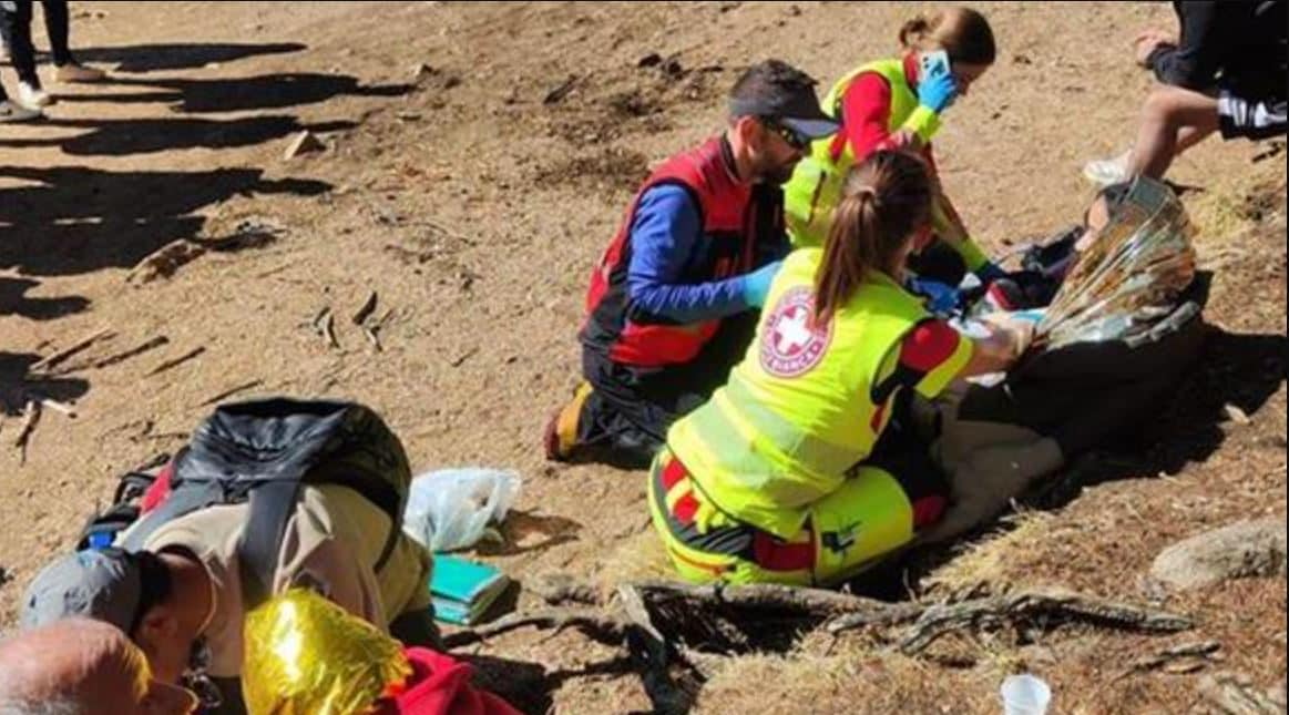 Turisti a piedi sul lago di Braies ghiacciato ma la lastra si rompe e cadono in acqua: 2 minorenni e 3 adulti salvati