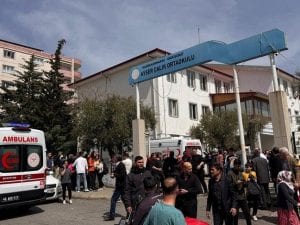 Sparatoria in una scuola media in Turchia: “Ci sono morti e feriti”. Arrestato un uomo a Kahramanmaraş