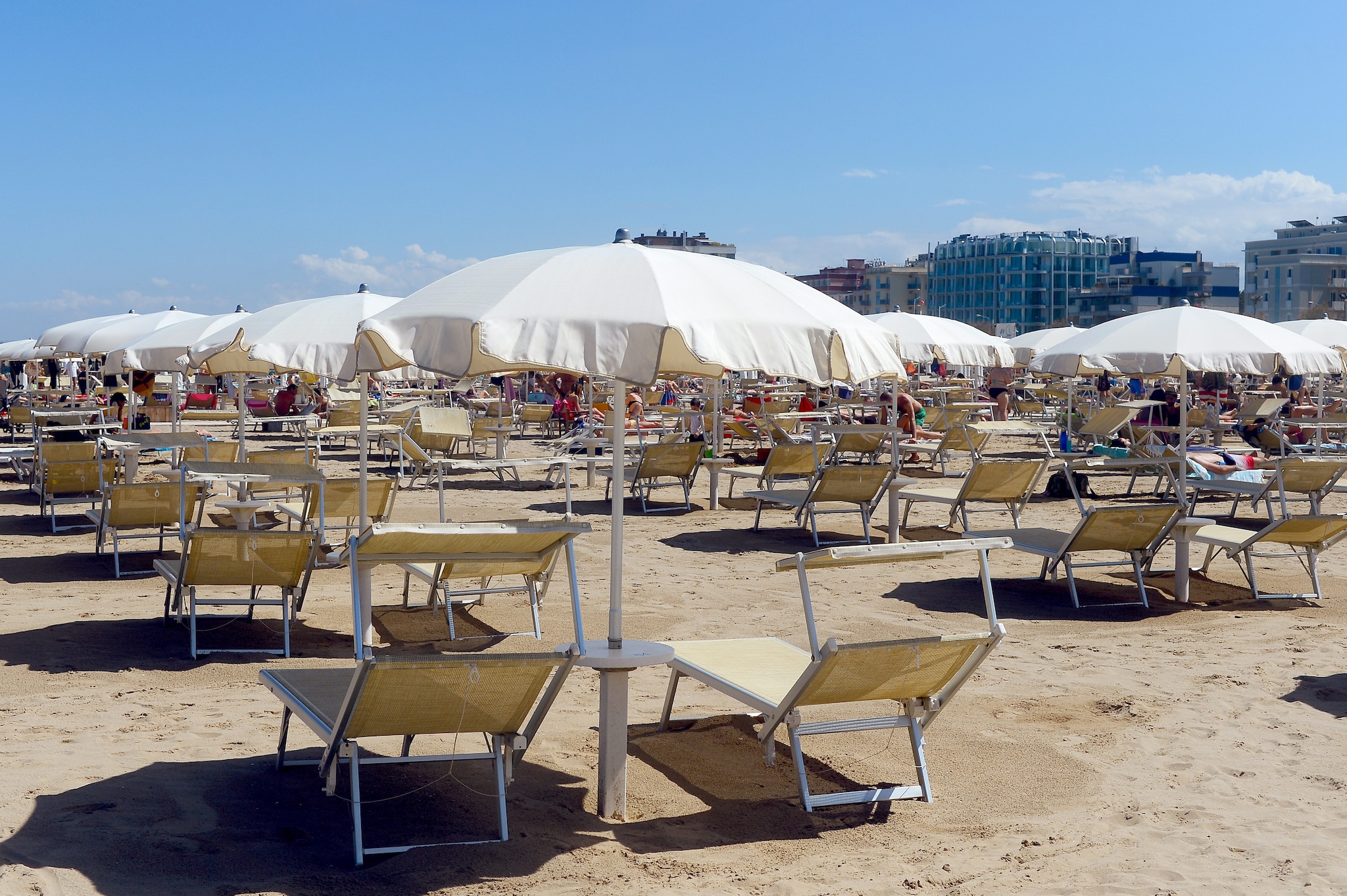 Rimini, sesso in spiaggia in pieno giorno a Pasqua: coppia di turisti denunciata dalla polizia
