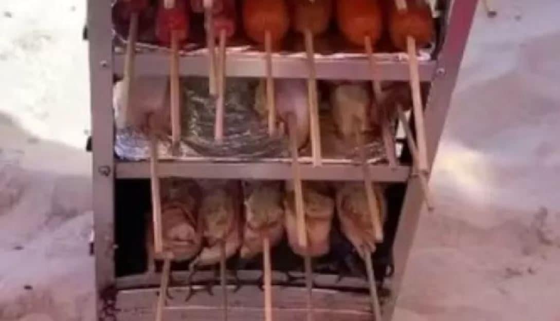 Vende spiedino a 1700 euro a un ignaro turista alterando il Pos: truffa da record su una spiaggia di Rio