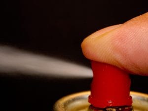 Spruzzano spray urticante a scuola per evitare il compito in classe, denunciati 5 ragazzi nel Riminese