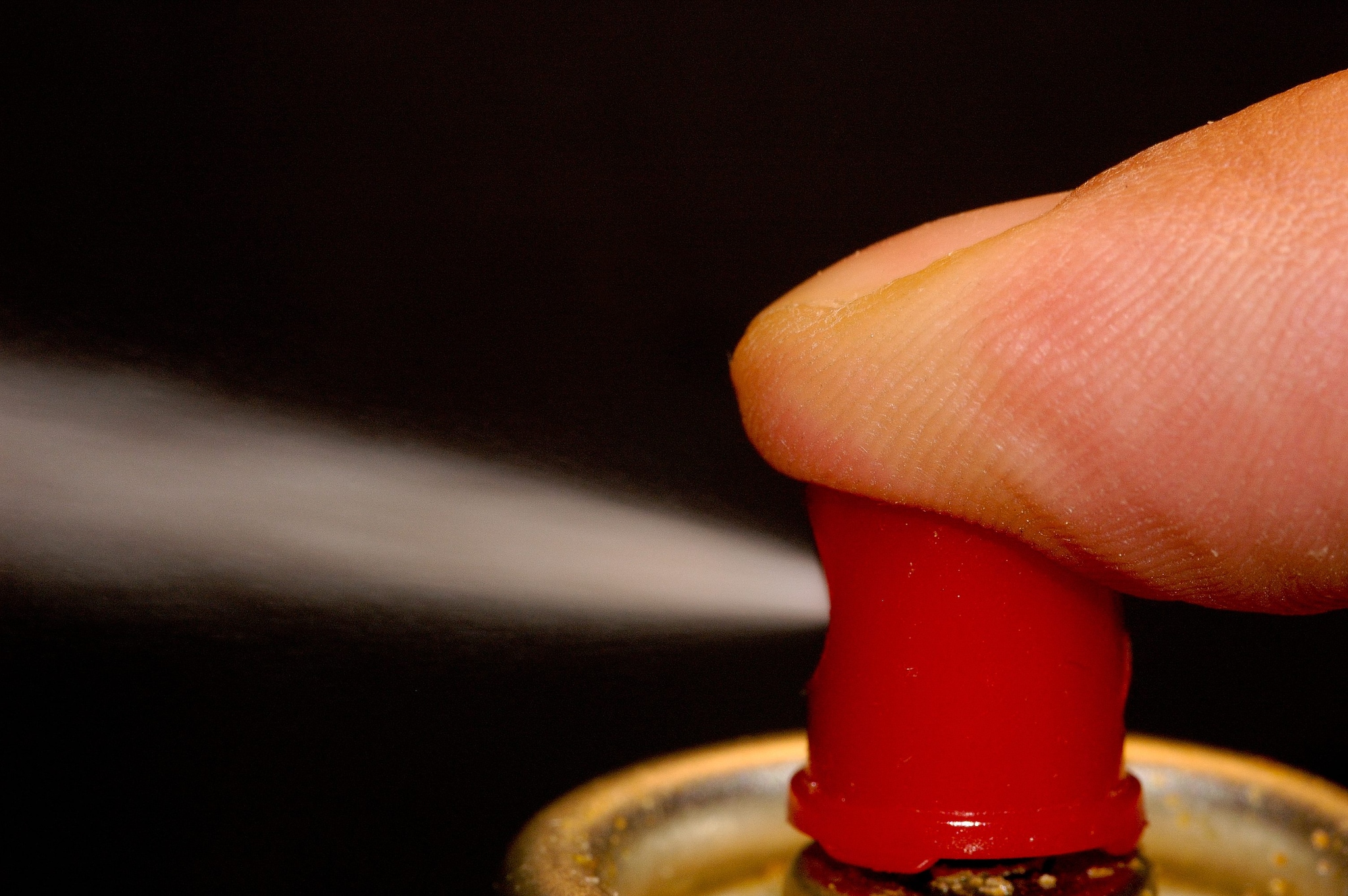 Spruzzano spray urticante a scuola per evitare il compito in classe, denunciati 5 ragazzi nel Riminese