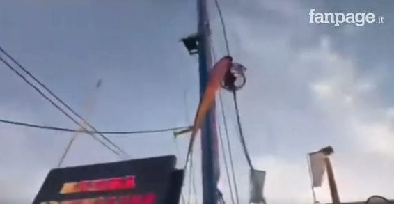 Il video di una giostra del luna park che precipita dopo la rottura di un cavo: 6 feriti a Siviglia, in Spagna