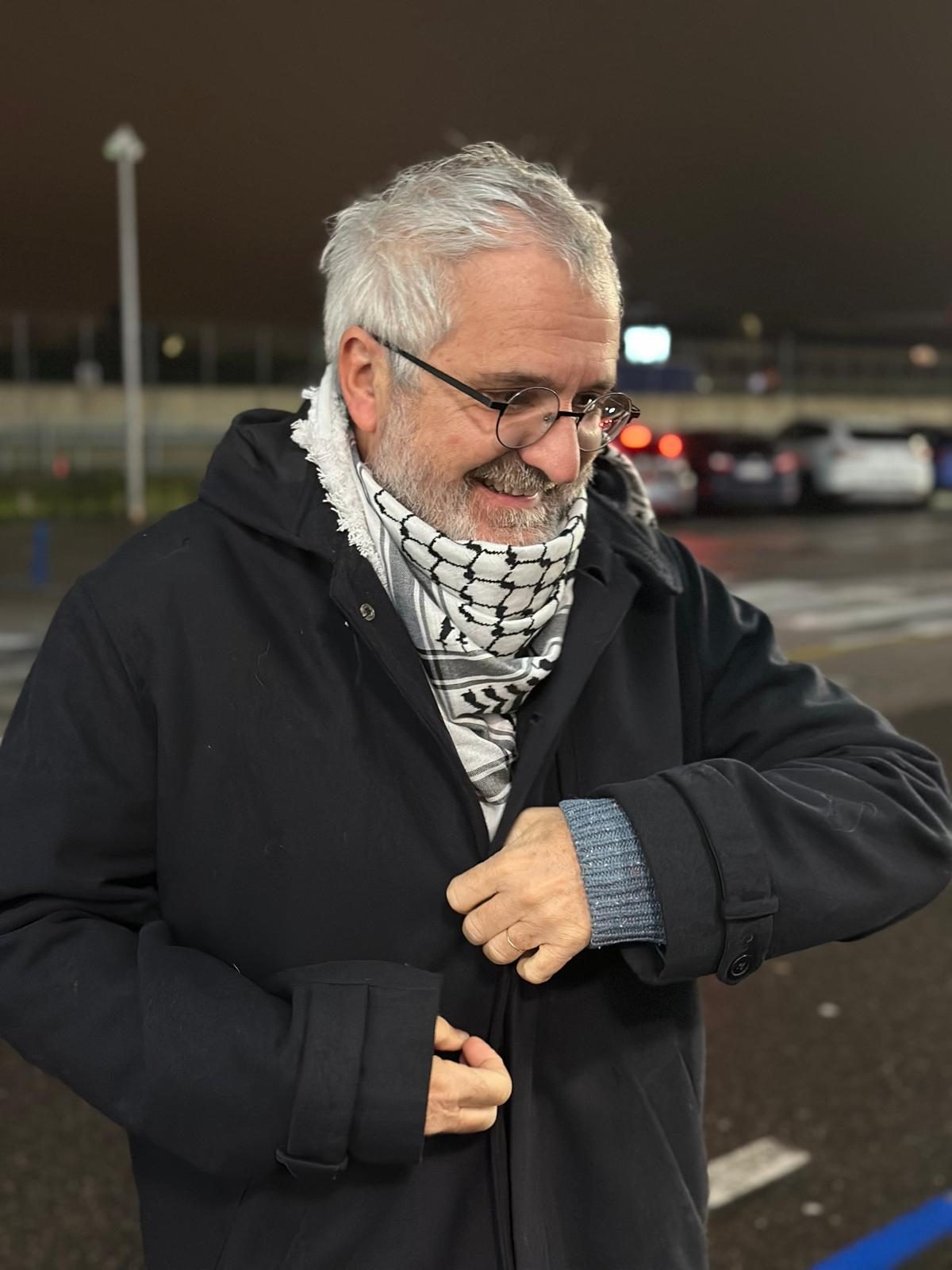 Stefano Simonetta, prorettore Diritto allo studio Università di Milano mentre accoglie gli studenti appena atterrati