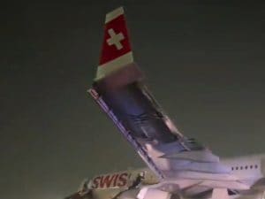 India, incendio al motore di un aereo Swiss diretto a Zurigo: sei feriti, volo evacuato sulla pista