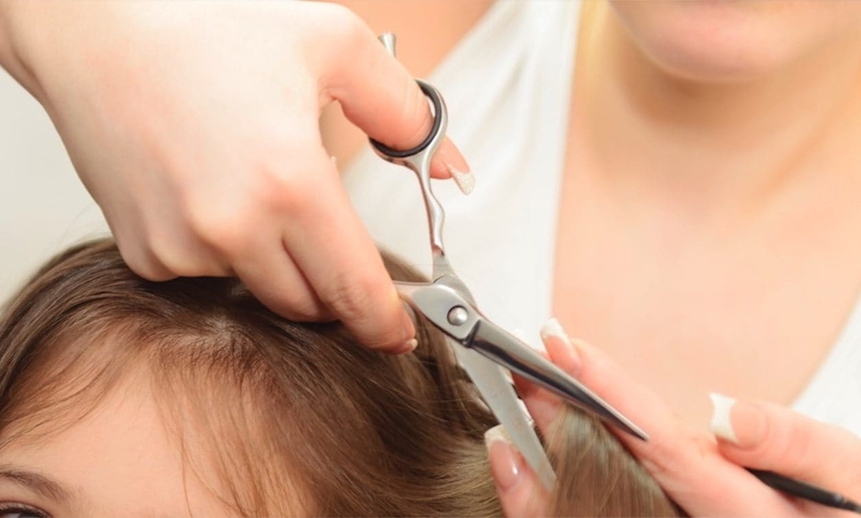 Sospesa prof che ha tagliato i capelli alle alunne di una scuola media di Mestre: “Volevo solo farmi capire”