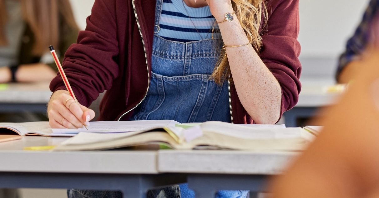 "Il vicino di casa ha abusato di me": a 13 anni racconta le violenze in un tema, 85enne a processo a Ravenna