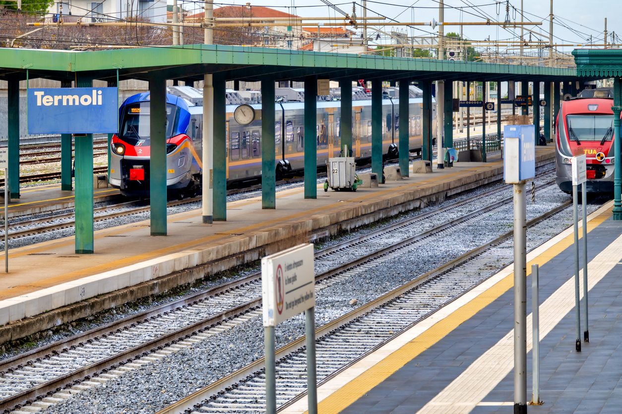 Frana di Petacciato, caos sulla linea ferroviaria adriatica in Molise. Il geologo: "Italia divisa in due"