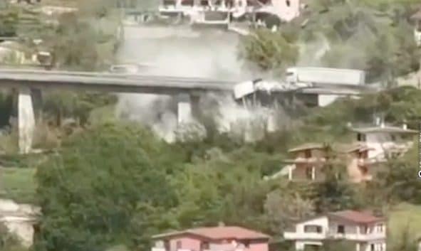 Un tir ha sfondati il guardrail della superstrada ed è precipitato nel vuoto