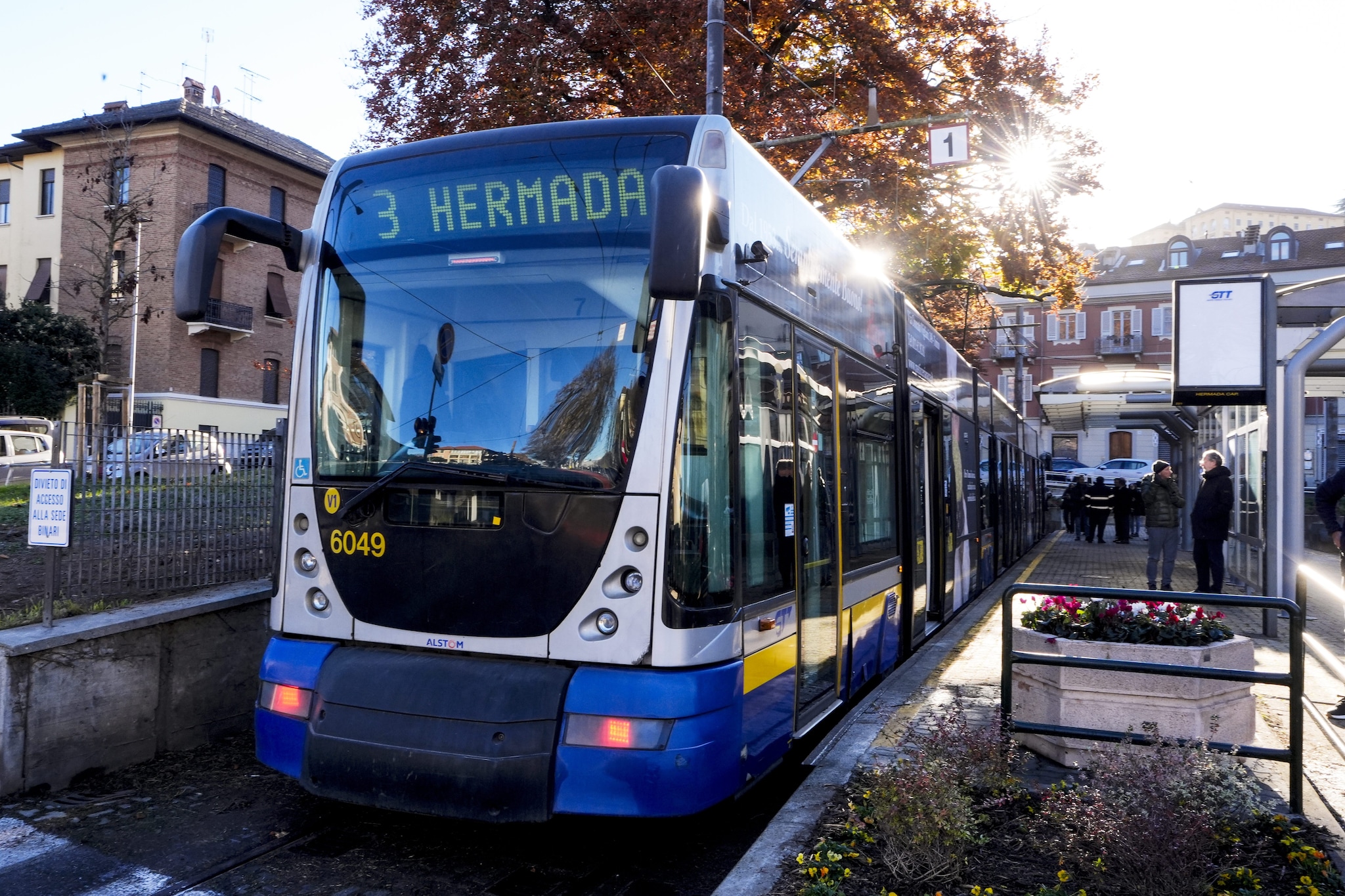 Uomo investito da un tram a Torino, salvato dopo essere rimasto incastrato sotto le ruote del mezzo