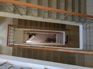 Bologna, cade dalla tromba delle scale di una palazzina: 12enne muore dopo volo dall’ottavo piano