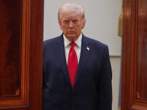 Iran, la guerra in diretta: Trump minaccia di colpire ponti e centrali elettriche. Teheran: “Hormuz chiuso per Usa e Israele”