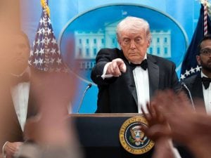 Sull’attentato a Trump si diffondono teorie cospirazioniste: è la stessa retorica che lui ha alimentato per anni