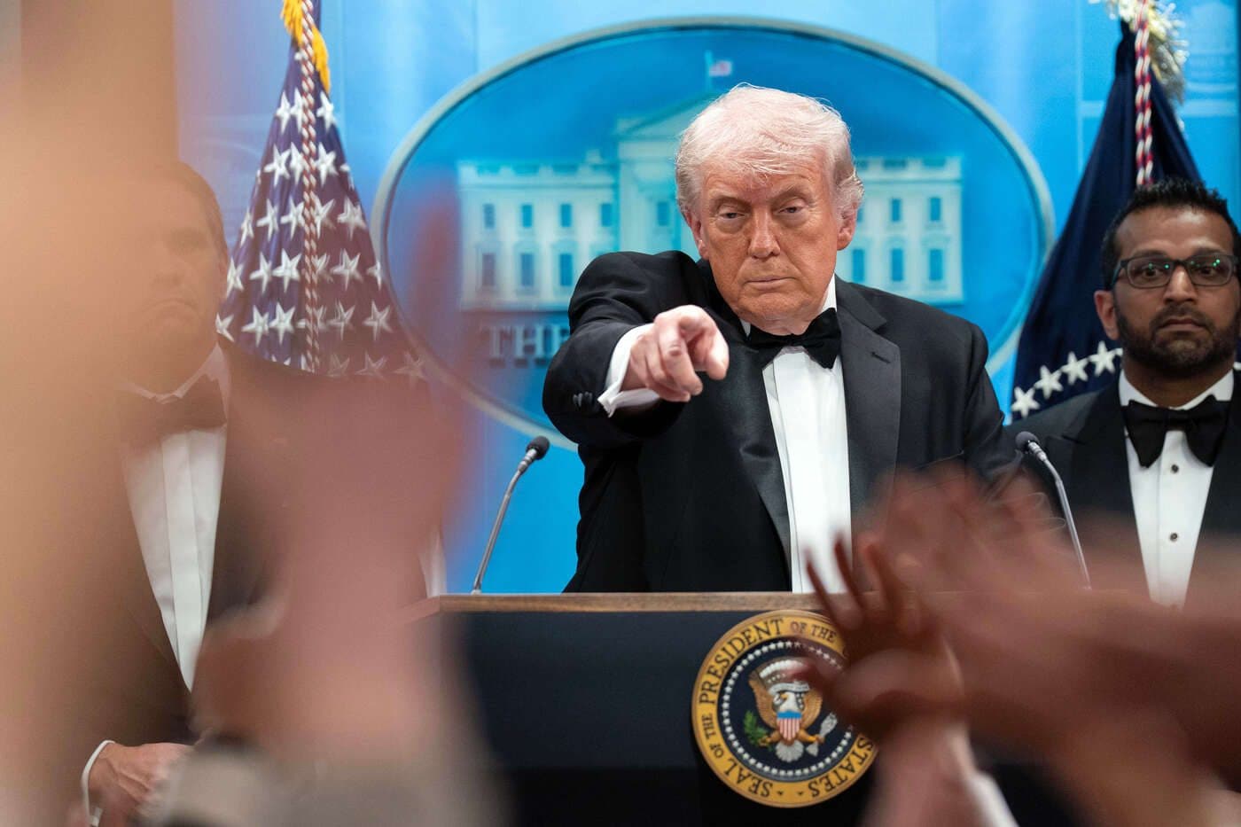 Sull’attentato a Trump si diffondono teorie cospirazioniste: è la stessa retorica che lui ha alimentato per anni