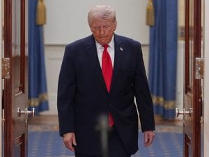 “Per gli USA si sta mettendo male in Iran, Trump deve fare un passo indietro”: l’analisi di Toninelli