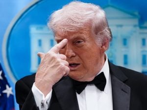 Guerra Iran-USA, Trump: “Pronti a cambiare strada se non arriverà accordo, voglio risposta da Teheran stanotte”
