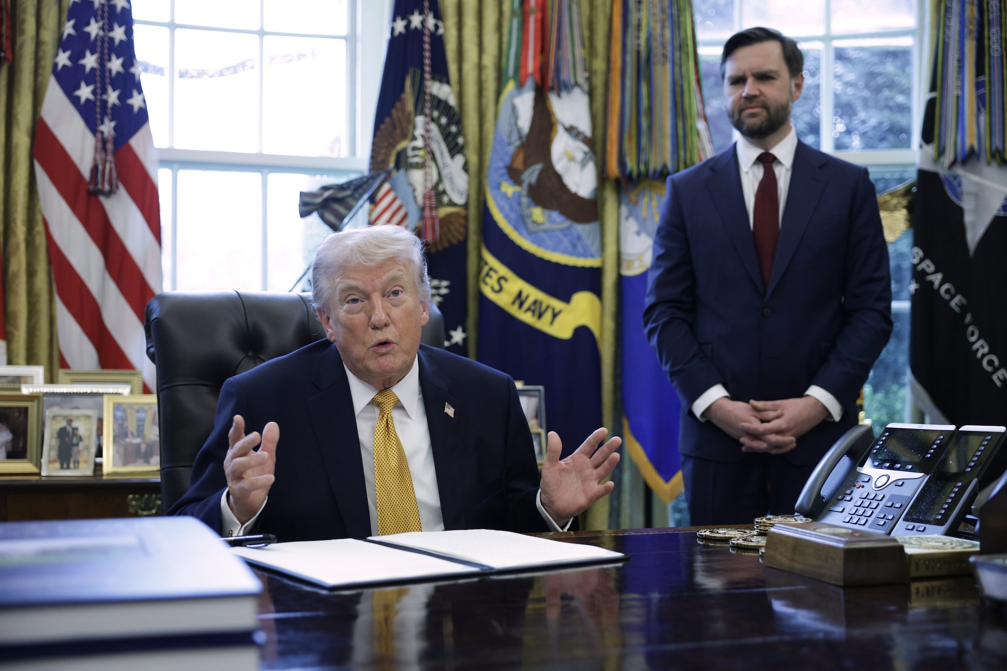 Iran, la guerra in diretta: a Teheran attivati i sistemi di difesa aerea. Trump. "Nessuna fretta per l'accordo"