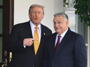 Chi sta con Trump va a casa: oggi è toccato a Orban, domani chissà