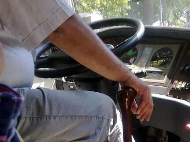 Era ubriaco e guidava uno scuolabus pieno di bambini ad Alessandria: 60enne era recidivo, patente ritirata