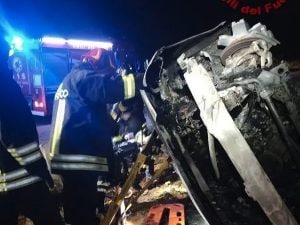 Siena, esce di strada e si schianta contro il guardrail: 37enne trovato carbonizzato nell’auto