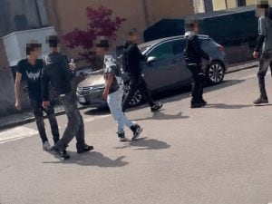 “Dammi la pistola”, ragazzini sparano alla fermata del bus e si riprendono: panico in strada a Legnago