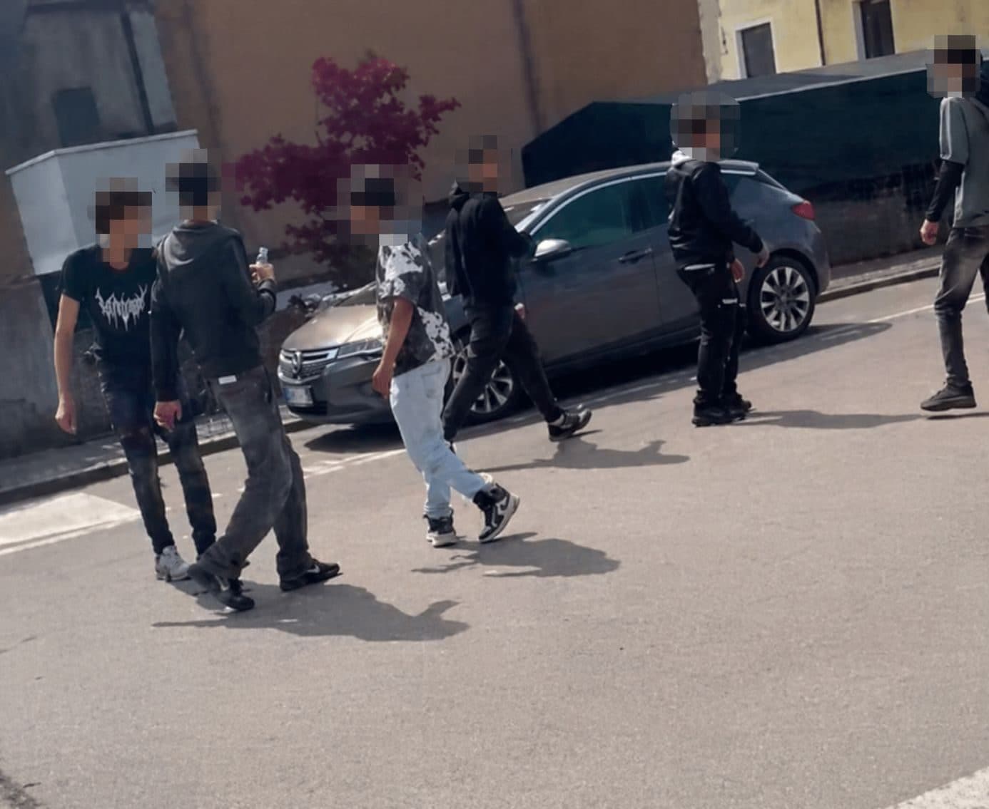 "Dammi la pistola", ragazzini sparano alla fermata del bus e si riprendono: panico in strada a Legnago