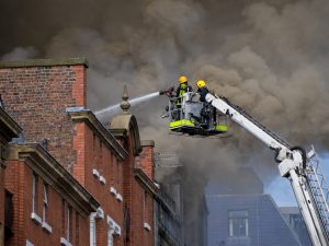 Bimbi di 1 e 3 anni morti in un incendio domestico in Inghilterra, arrestata una donna
