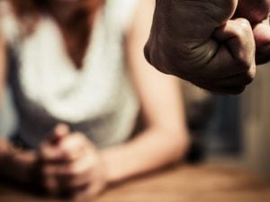 Verona, entra in casa con una scusa e violenta una donna: 21enne incastrato dalla banconota che le aveva strappato