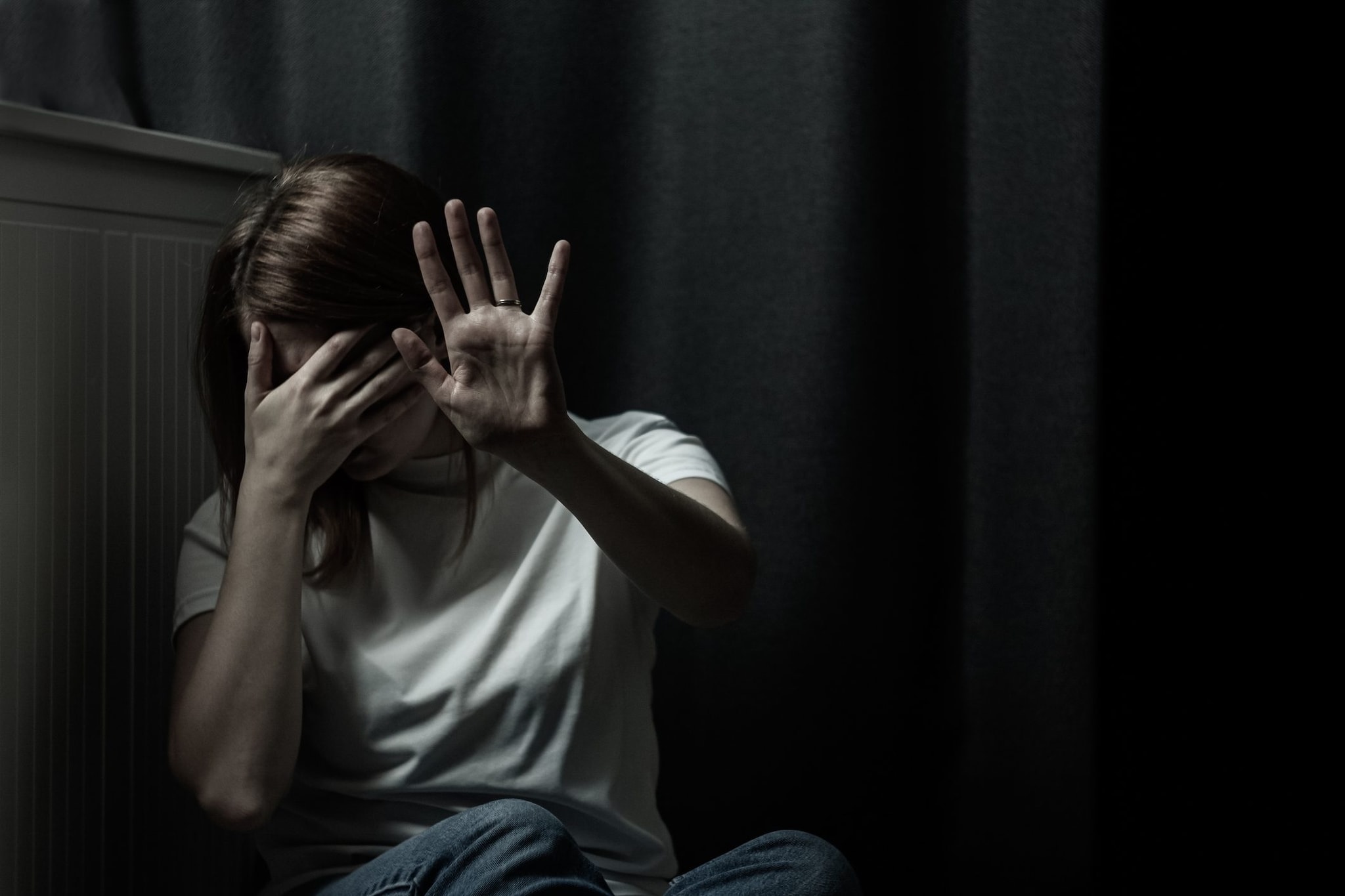 Schiaffi, calci e minacce di morte alla moglie: arrestato 56enne, le violenze andavano avanti da 25 anni