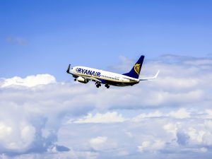 Paura su volo Ryanair Catania-Atene: aereo perde quota e impiega due ore per l’atterraggio di emergenza