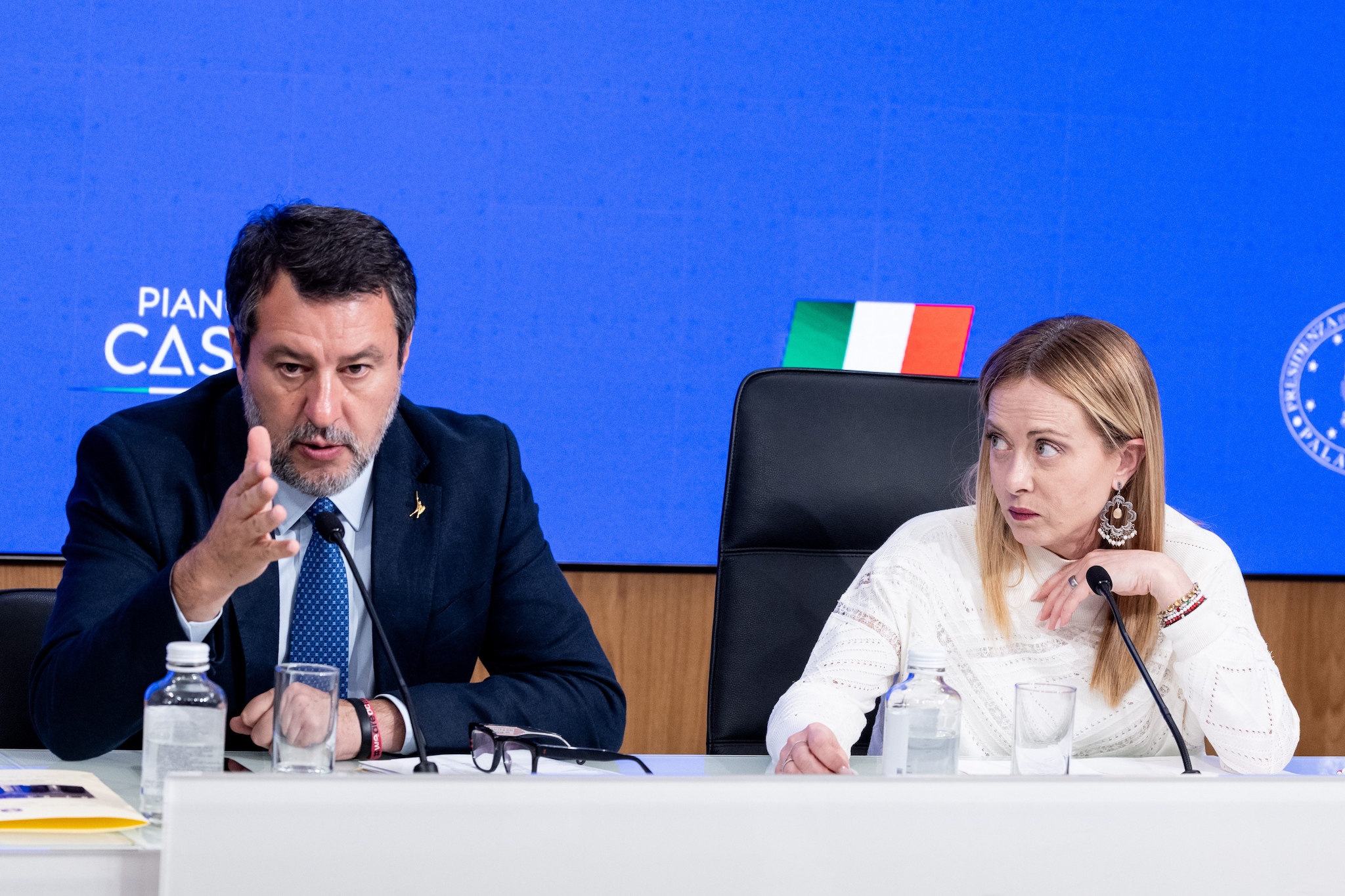 Sondaggi politici, centrodestra in discesa: per battere il campo largo deve allearsi con Vannacci o Calenda