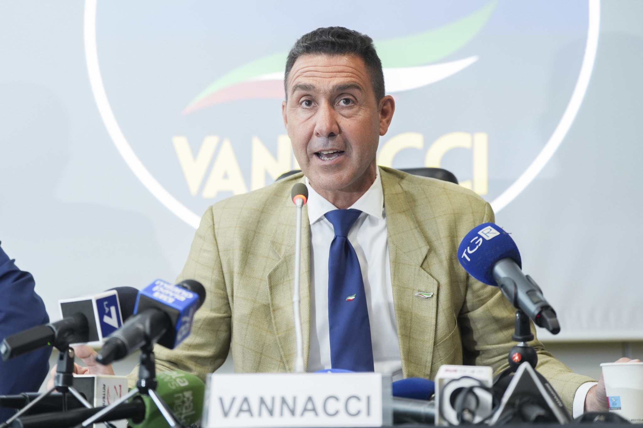 Guerra aperta di Vannacci al centrodestra: vola nei sondaggi e attacca Meloni, Salvini e Tajani