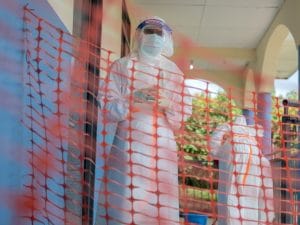 Ebola, governo Meloni lancia controlli su chi arriva da Congo e Uganda: i cinque livelli di rischio